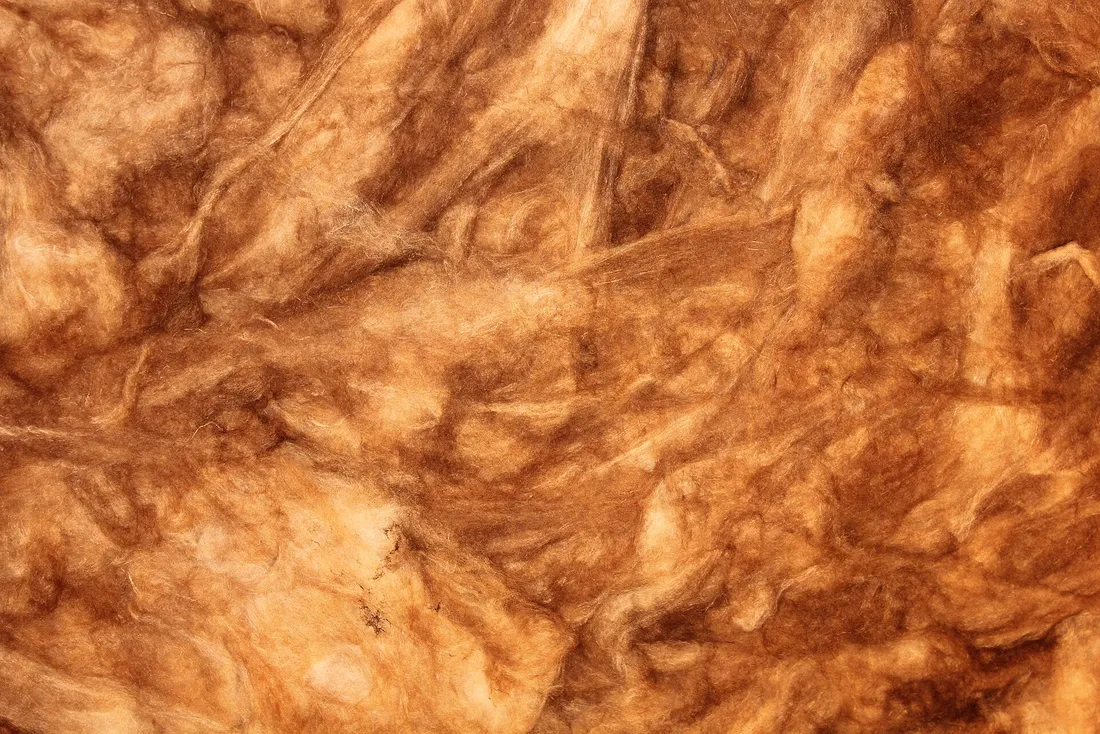 Laine de verre en gros plan : la matière que l'on paie au m² (Bords, Charente-Maritime)