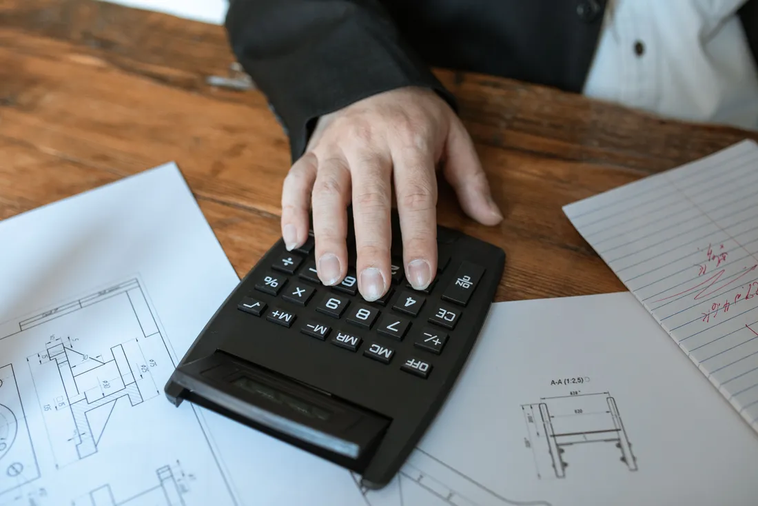 Chiffrage d'un chantier d'isolation à la calculatrice, sur plan (Vinon-sur-Verdon, Var)