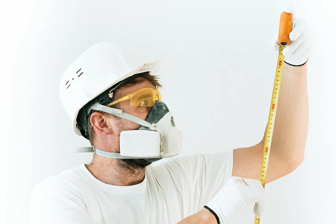 Relevé des dimensions avant le devis, masque et gants de rigueur (Betz, Oise)
