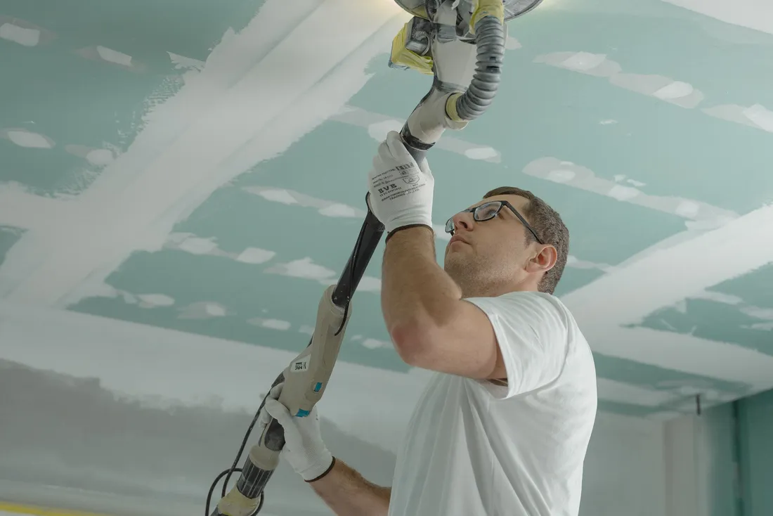 Ponçage du plafond en plaques de plâtre après l'isolation (Ventabren, Bouches-du-Rhône)