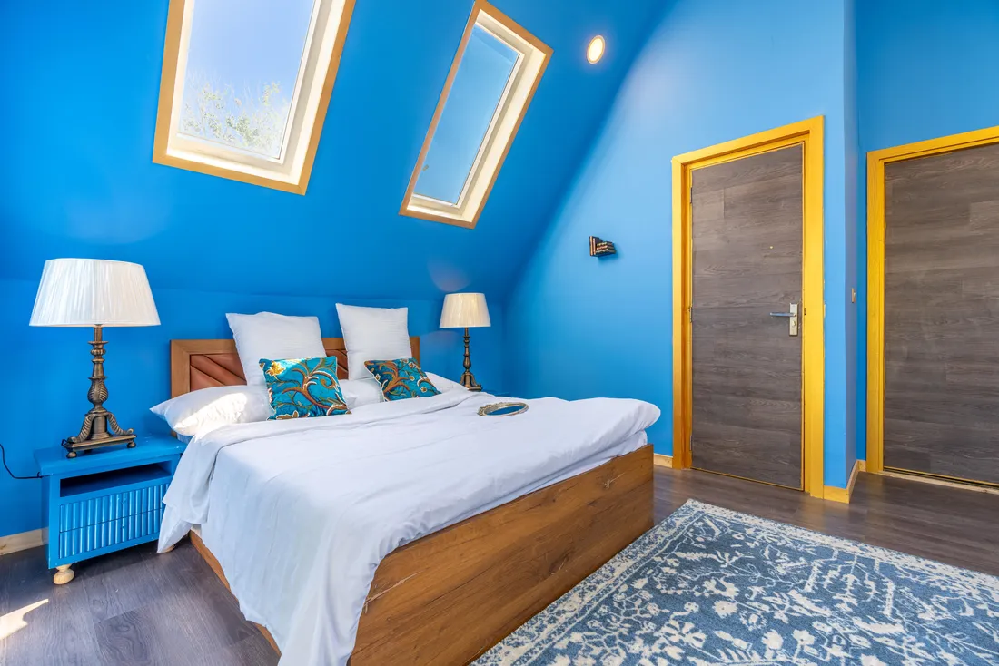 Chambre sous rampants avec fenêtres de toit, une fois les travaux payés (Ognes, Aisne)