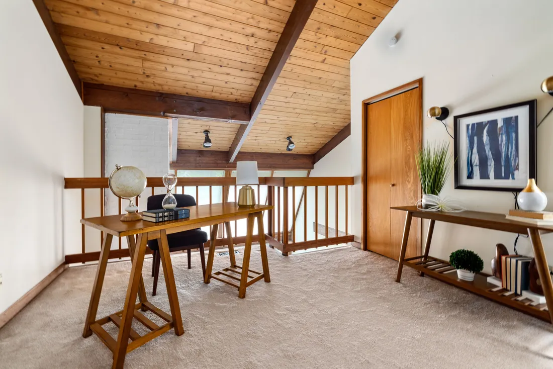 Bureau aménagé sous un plafond rampant en lambris (Béligneux, Ain)